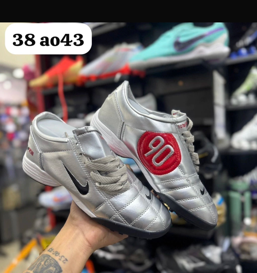 Chuteira Nike Total 90 Society